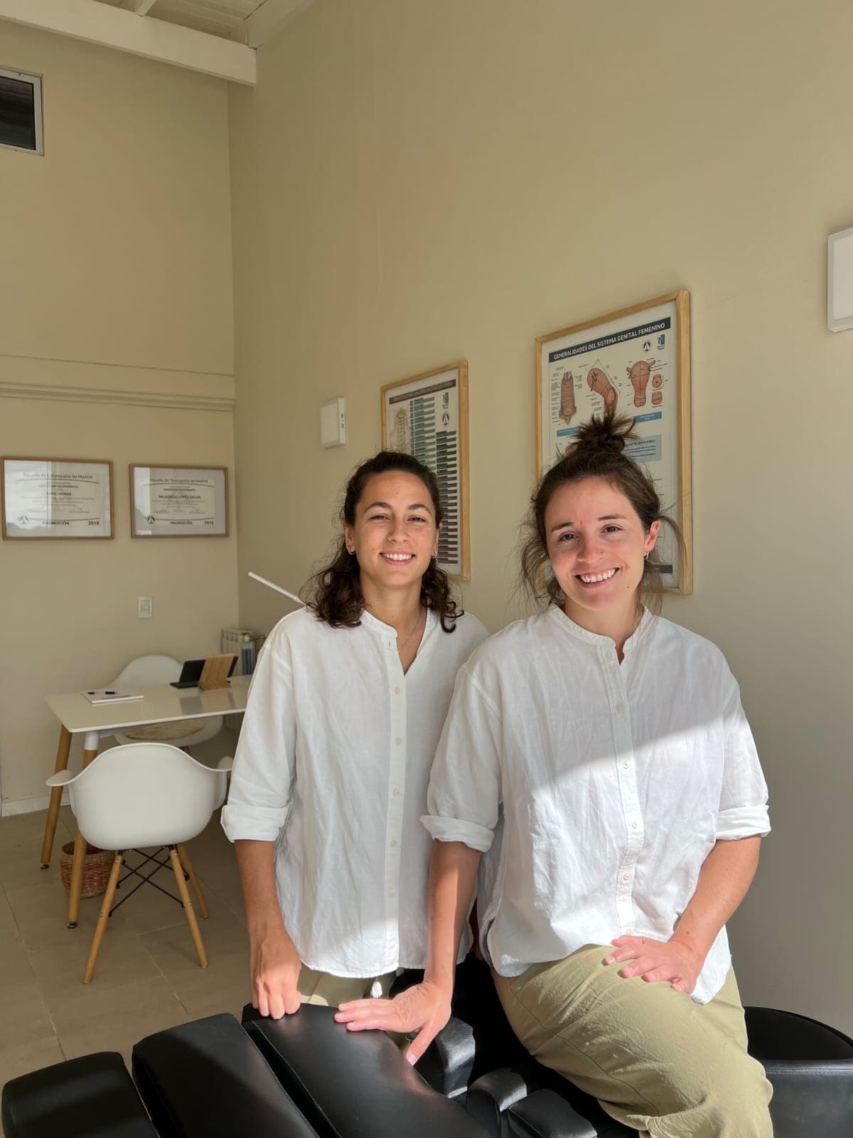 Sara y Mili sentadas junto a la camilla del consultorio